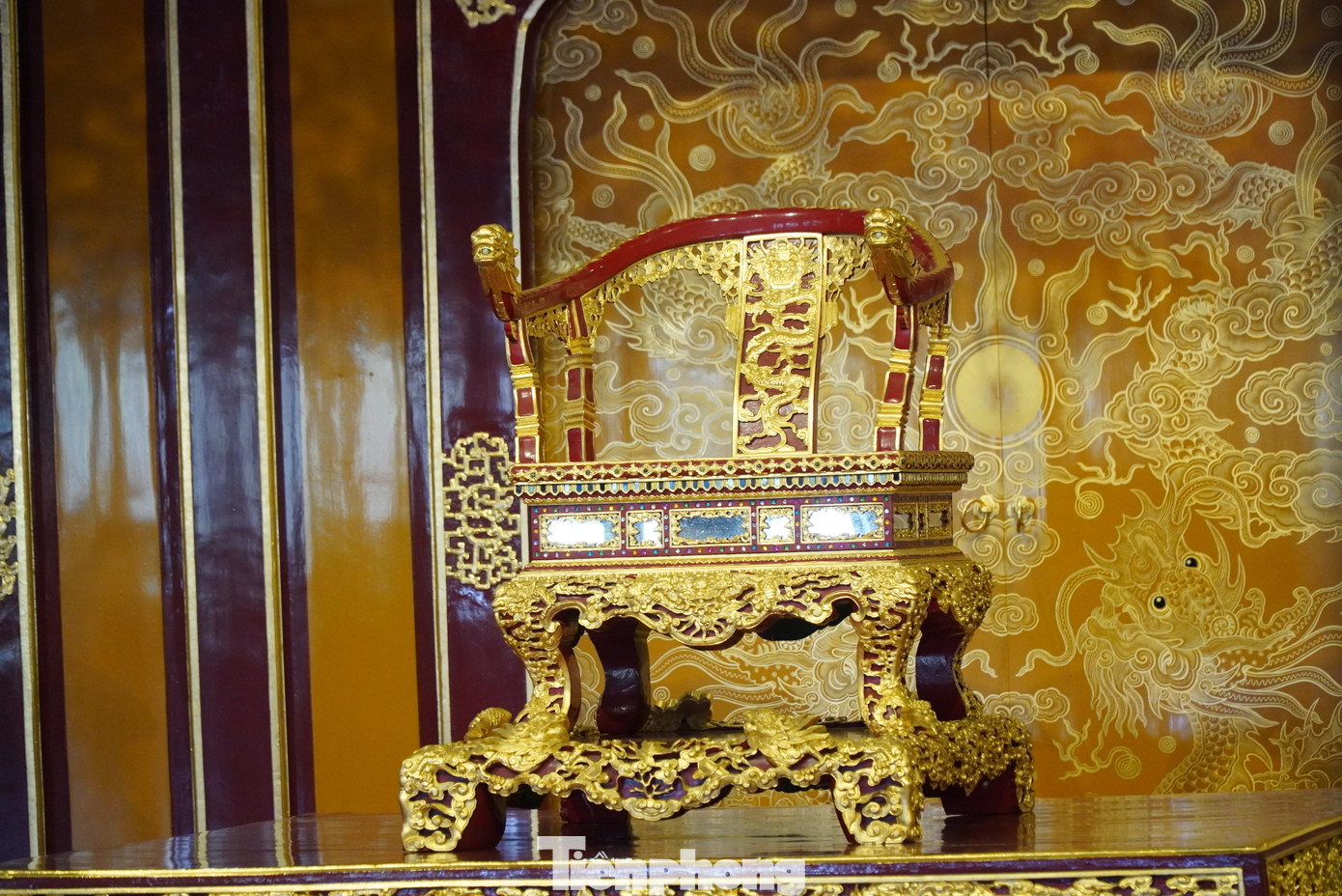 Bản sao ngai vua triều Nguyễn được đặt thay thế vào vị trí bảo vật quốc gia vừa bị xâm hại phải chuyển đi sửa chữa, phục hồi. Bản sao ngai vua triều Nguyễn được đặt thay thế vào vị trí bảo vật quốc gia vừa bị xâm hại phải chuyển đi sửa chữa, phục hồi.