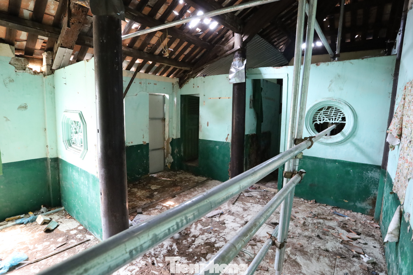 Để cứu công trình khỏi “gục ngã” trước sự tàn phá của thời gian, yếu tố thời tiết khắc nghiệt xứ Huế, các bộ giàn giáo bằng sắt đã được lắp đặt làm vật gia cố tạm thời. Để cứu công trình khỏi “gục ngã” trước sự tàn phá của thời gian, yếu tố thời tiết khắc nghiệt xứ Huế, các bộ giàn giáo bằng sắt đã được lắp đặt làm vật gia cố tạm thời.