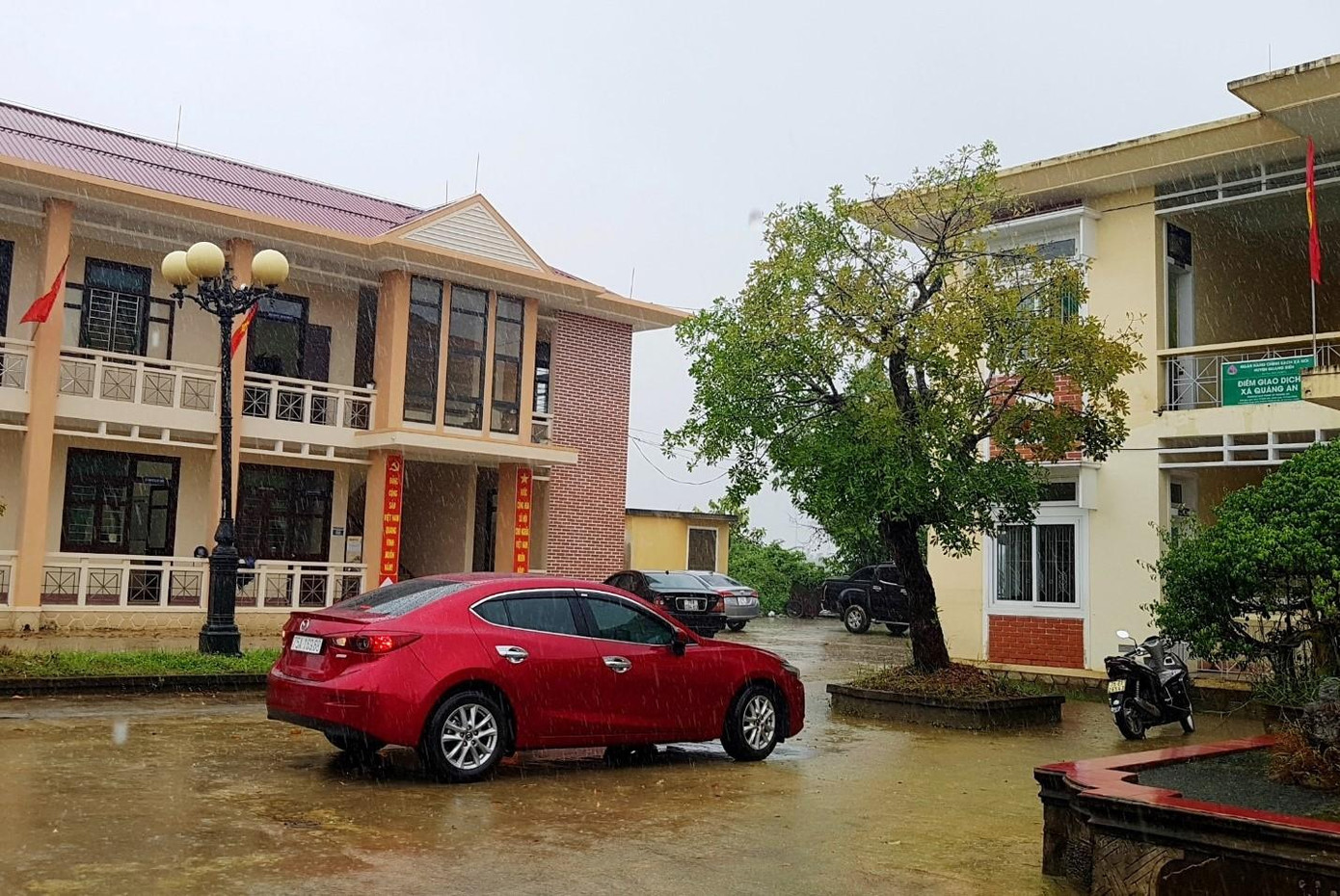 Lãnh đạo xã đã có báo cáo sự việc gửi UBND huyện Quảng Điền và yêu cầu cán bộ giữ tiền xây nhà phòng lũ của dân phải tường trình, kiểm điểm trách nhiệm