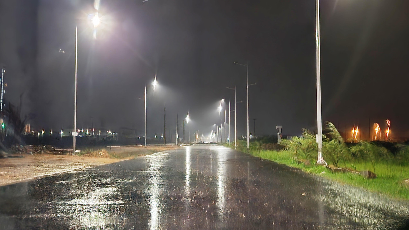 Trước đó, vào sáng 27/9, UBND tỉnh TT-Huế đã có chỉ đạo thực hiện cấm đường, yêu cầu người dân không ra đường kể từ 21 giờ tối 27/9 cho đến khi có thông báo mới; ngoại trừ các lực lượng làm nhiệm vụ và các trường hợp đặc biệt.