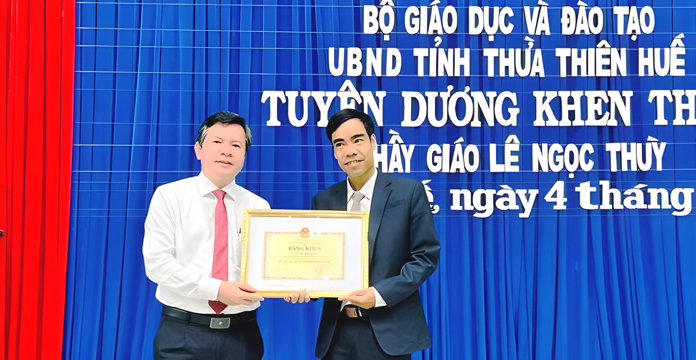 Tuyên dương, khen thưởng thầy giáo Lê Ngọc Thùy (bên phải). Tuyên dương, khen thưởng thầy giáo Lê Ngọc Thùy (bên phải).