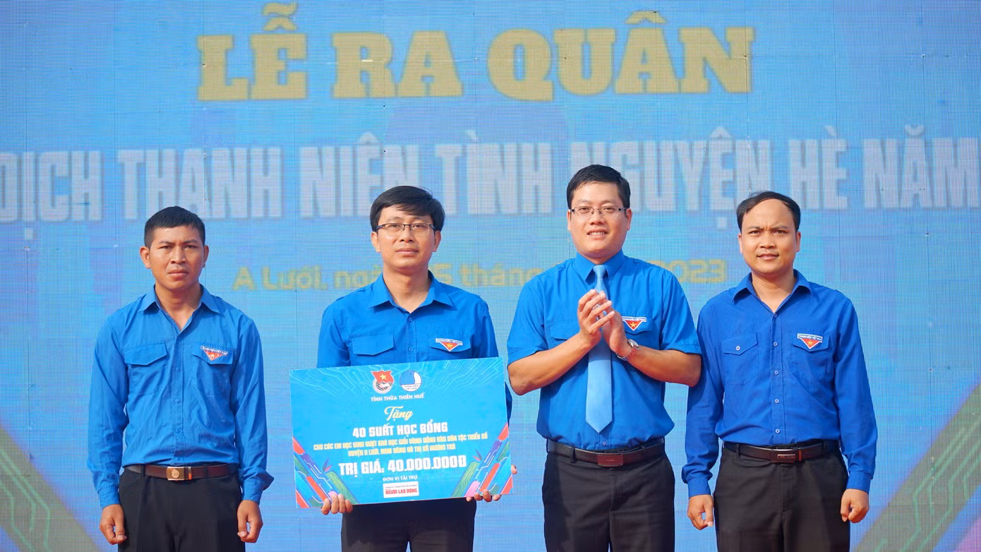 Trao biển tượng trưng hỗ trợ học bổng cho học sinh có hoàn cảnh khó khăn vùng dân tộc thiểu số.