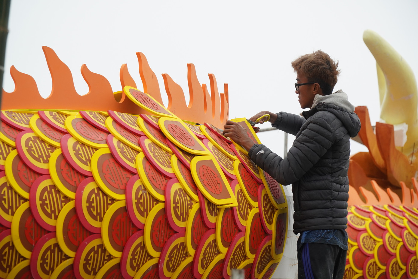 Phía ngoài mình rồng được làm bằng xốp dẻo. Vảy rồng có hình chữ "Thọ" cách điệu với các màu đỏ, vàng, huyết dụ.