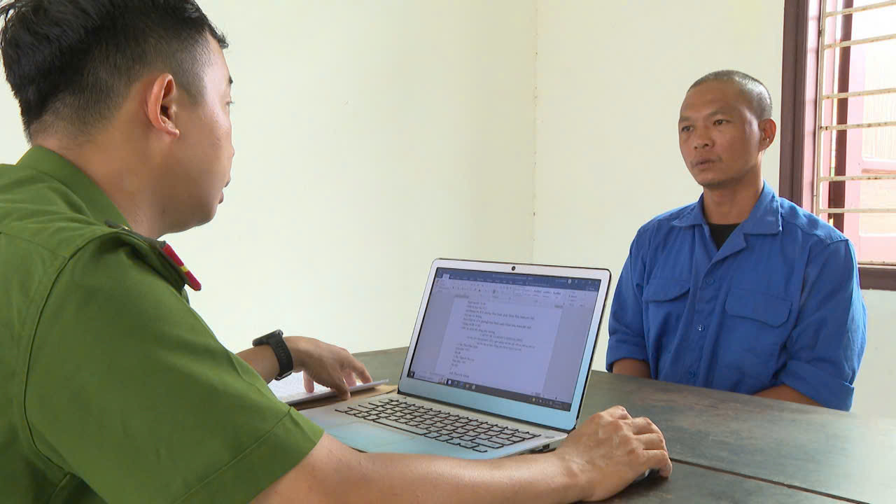 Công an lấy lời khai đối với Hồ Văn Phương Tâm.