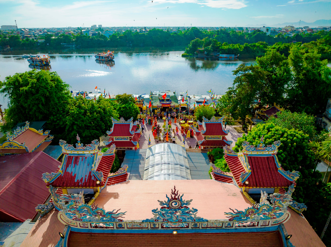 Ông Phan Thanh Hải, Giám đốc Sở Văn hóa và Thể thao tỉnh TT-Huế cho biết, lễ hội được tổ chức ấn tượng, diễn ra trong thời tiết đẹp, thuận lợi, tạo sự phấn khởi trong cộng đồng nhân dân, đặc biệt là các đạo hữu Thiên Tiên Thánh giáo. Lễ hội diễn ra đến hết ngày 25/8. (Ảnh: Đình Hoàng) Ông Phan Thanh Hải, Giám đốc Sở Văn hóa và Thể thao tỉnh TT-Huế cho biết, lễ hội được tổ chức ấn tượng, diễn ra trong thời tiết đẹp, thuận lợi, tạo sự phấn khởi trong cộng đồng nhân dân, đặc biệt là các đạo hữu Thiên Tiên Thánh giáo. Lễ hội diễn ra đến hết ngày 25/8. (Ảnh: Đình Hoàng)