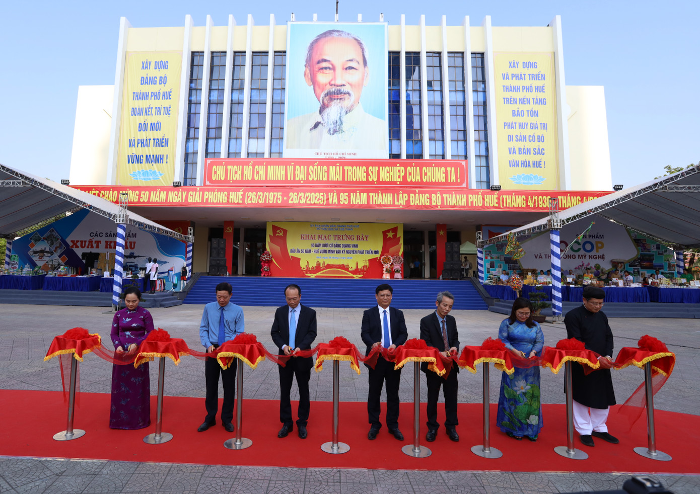 Từ ngày 25 đến 27/3, Trung tâm Văn hóa Điện ảnh TP Huế (quận Thuận Hóa, TP Huế) tổ chức trưng bày chuyên đề 95 năm dưới cờ Đảng quang vinh và Dấu ấn 50 năm - Huế vươn mình vào kỷ nguyên phát triển mới. Sự kiện không chỉ tái hiện chặng đường lịch sử hào hùng của dân tộc mà còn khẳng định sức sống mãnh liệt, tiềm năng phát triển mạnh mẽ của Huế trong thời đại mới.