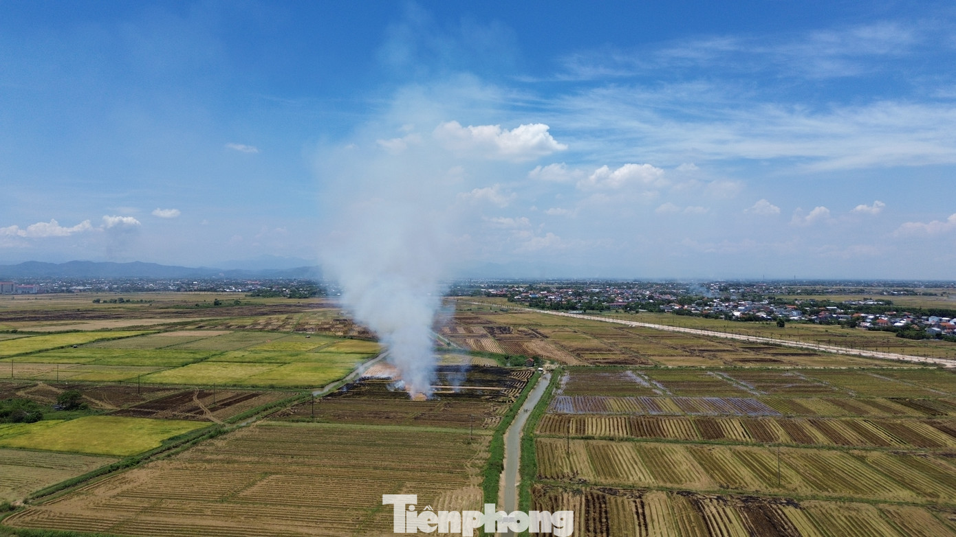 Nhằm hạn chế tình trạng đốt rơm rạ, Sở TN&MT cũng yêu cầu các địa phương xem xét ứng dụng mô hình nông hộ sản xuất than sinh học (biochar) từ phụ phẩm nông nghiệp và ứng dụng trong canh tác cây trồng. Đồng thời, tiếp tục tăng cường giám sát, tuyên truyền và xử lý các trường hợp đốt chất thải không đúng quy định gây mất cảnh quan và ô nhiễm môi trường.
