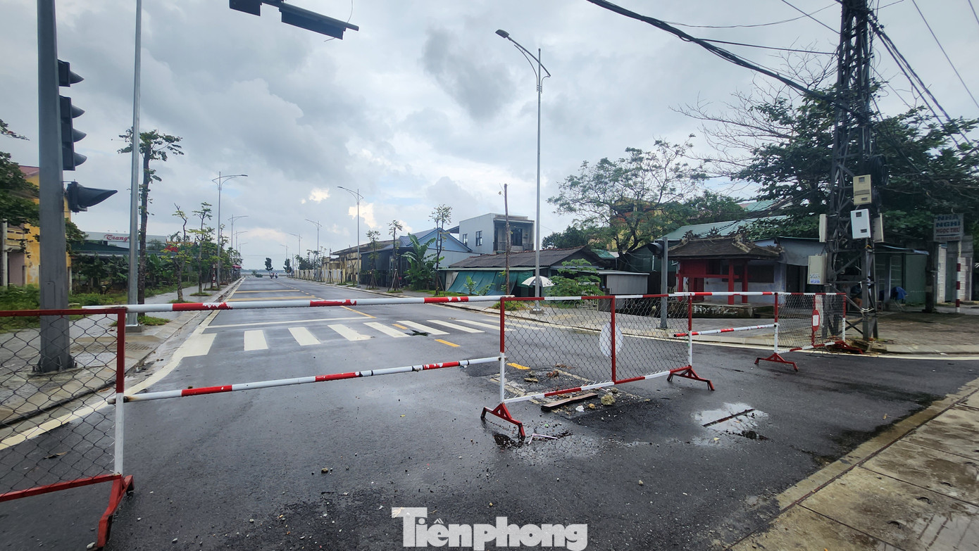 Đầu tuyến đoạn tỉnh lộ 7 nối dài luôn bị rào chắn, khóa lối vào ra kể từ khi hoàn thiện toàn bộ hệ thống hạ tầng kỹ thuật.