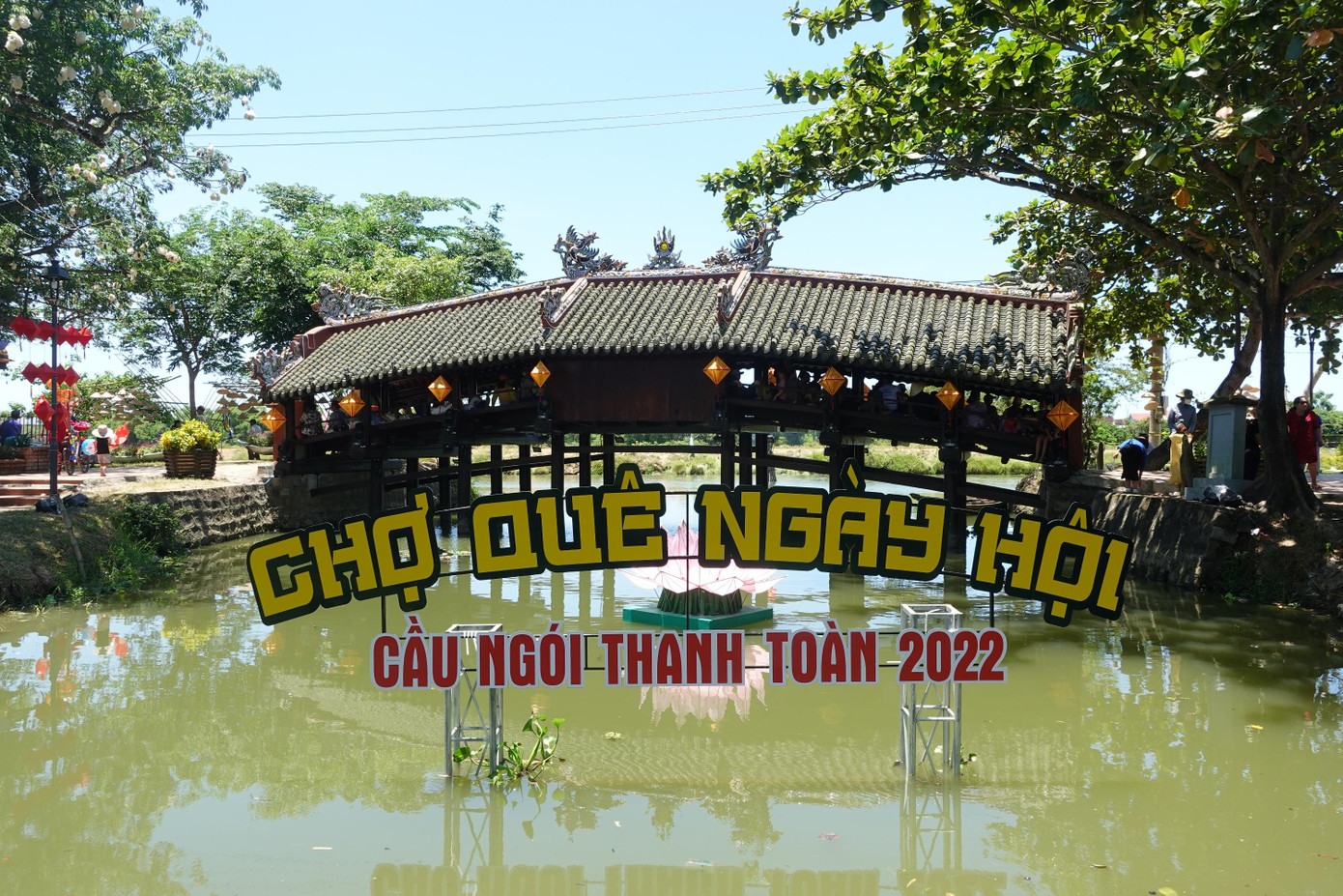 Đây là một trong 3 cây cầu được thiết kế, xây dựng theo kiến trúc “thượng gia, hạ kiều” độc đáo hiện còn tồn tại ở Việt Nam. Cầu có chiều dài 17m - rộng 4m, hai bên thân cầu có hai dãy bục gỗ và lan can để ngồi tựa lưng. Trên cầu có mái che, lợp ngói ống tráng men chia làm 7 gian... Năm 1990, cầu ngói Thanh Toàn được công nhận là Di tích cấp quốc gia. Ảnh: Đình Hoàng