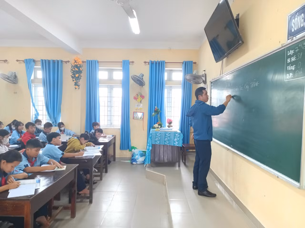 Hoạt động dạy học được tổ chức trở lại tại Trường THCS Thuận An, TP Huế, ngay trong ngày đầu tuần 20/11.