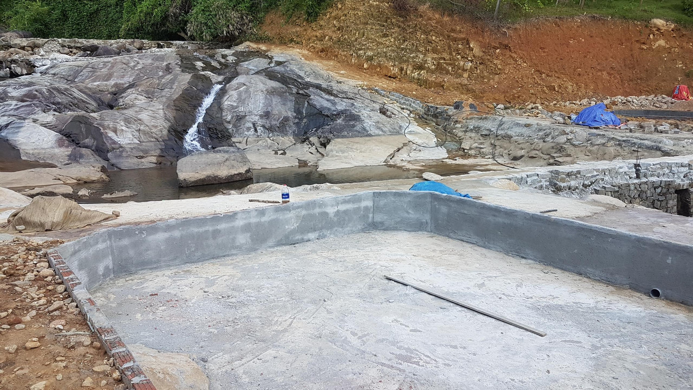 Chính quyền địa phương "ngó lơ" để người dân chiếm dụng mặt bằng, không gian khe suối để xây dựng công trình trái phép?. Ảnh: N.V