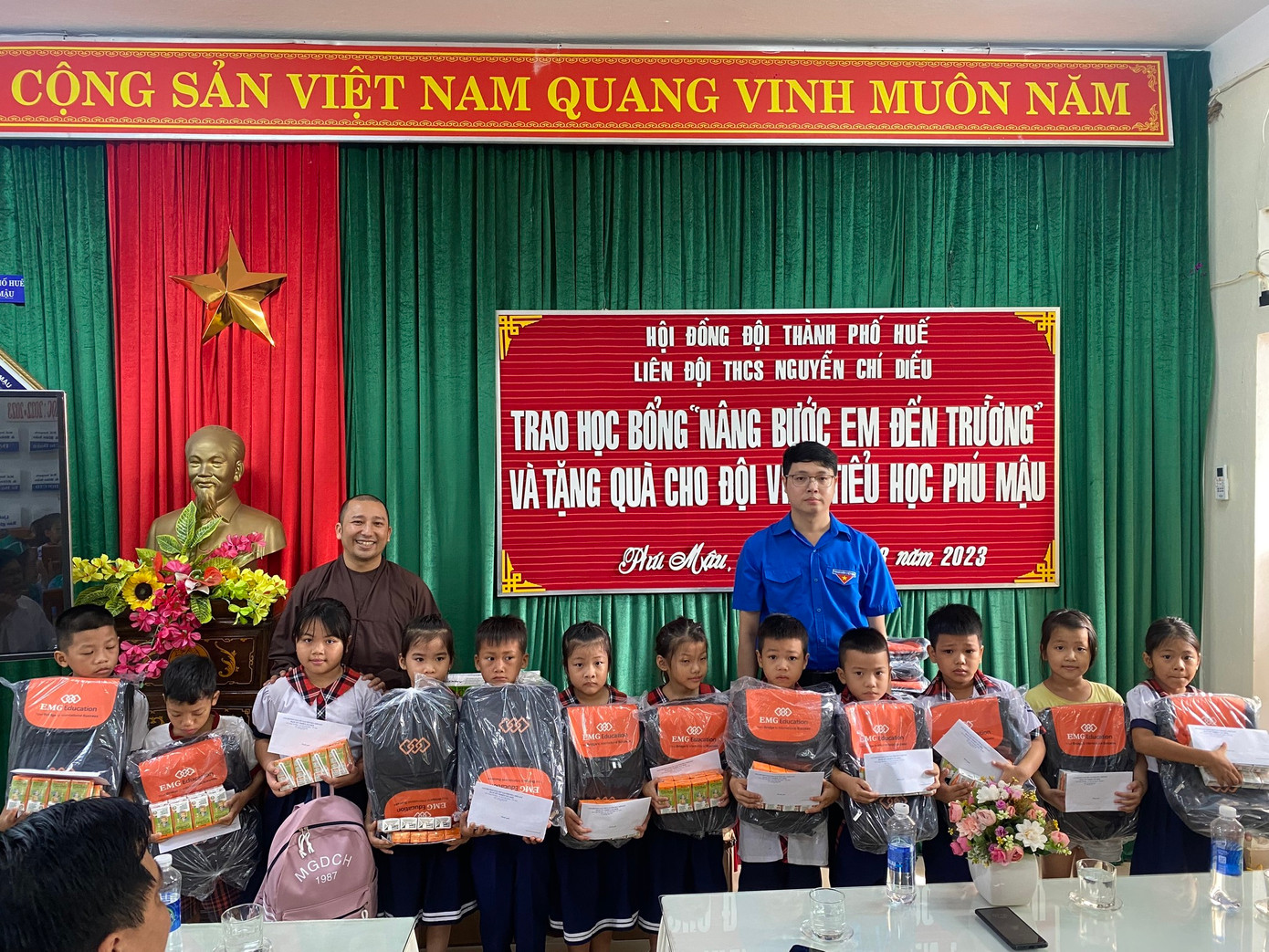 Tặng quà cho học sinh tiểu học xã Phú Mậu. Ảnh: TĐH