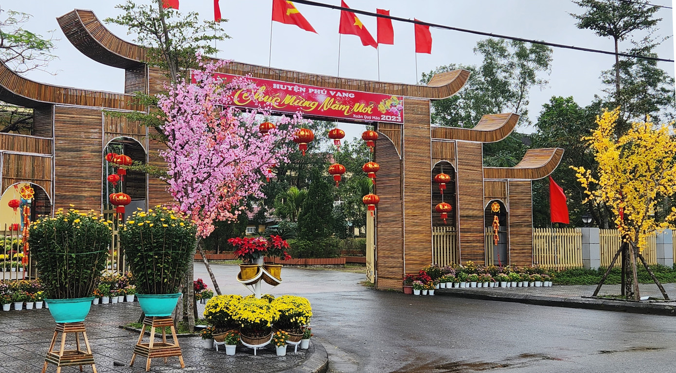 Phú Vang là huyện duy nhất tại TT-Huế tạo cụm trang trí bắt mắt, thân thiện kéo dài hàng trăm mét trên trục đường qua trung tâm huyện, với nhiều màu sắc ấn tượng mang đậm nét của Tết, của Xuân. Phú Vang là huyện duy nhất tại TT-Huế tạo cụm trang trí bắt mắt, thân thiện kéo dài hàng trăm mét trên trục đường qua trung tâm huyện, với nhiều màu sắc ấn tượng mang đậm nét của Tết, của Xuân.