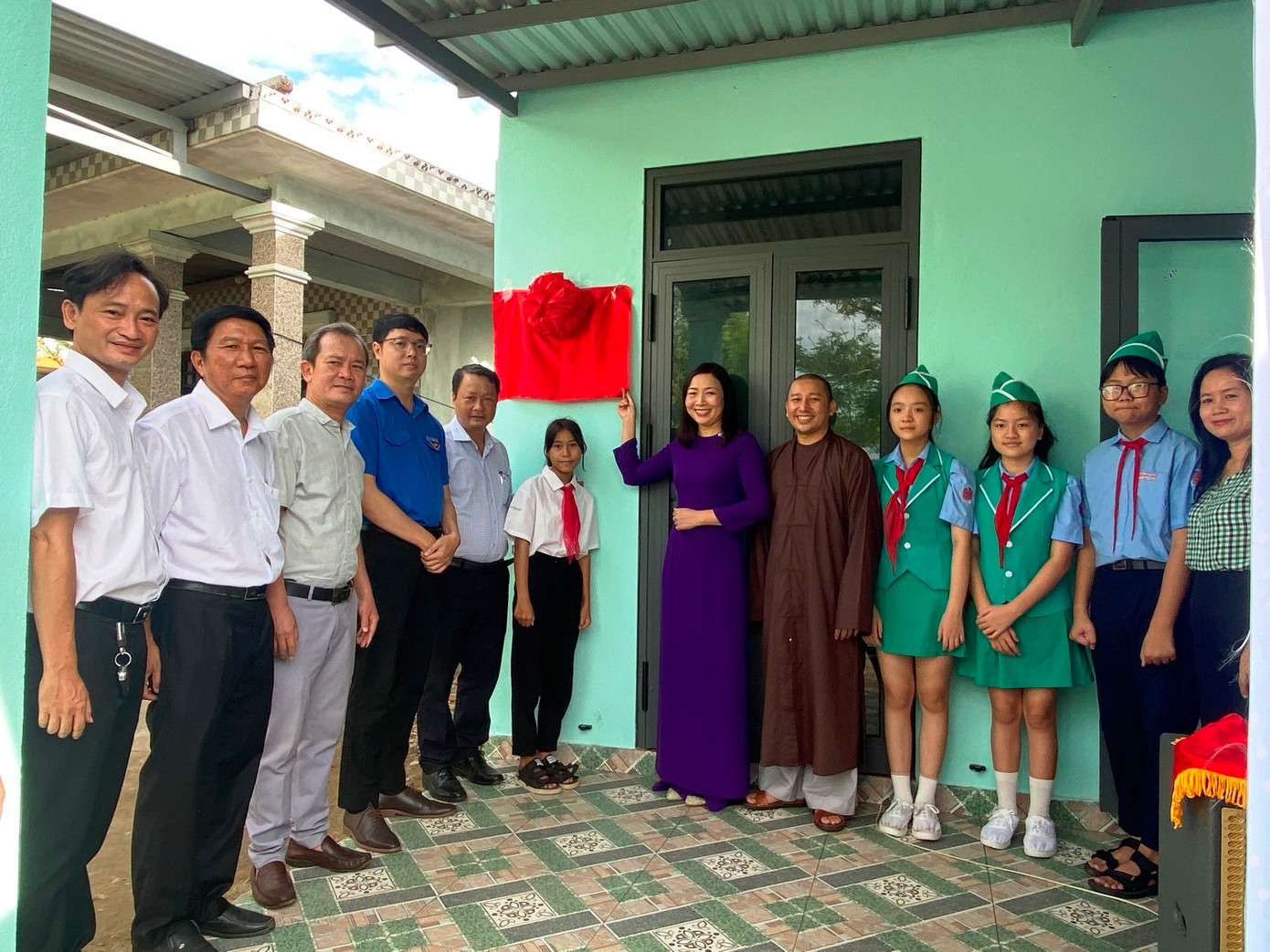 Khánh thành, bàn giao nhà Khăn quàng đỏ cho học sinh Lê Thị Phương Thanh (Trường THCS Phú Mậu, xã Phú Mậu, TP Huế). Ảnh: TĐH