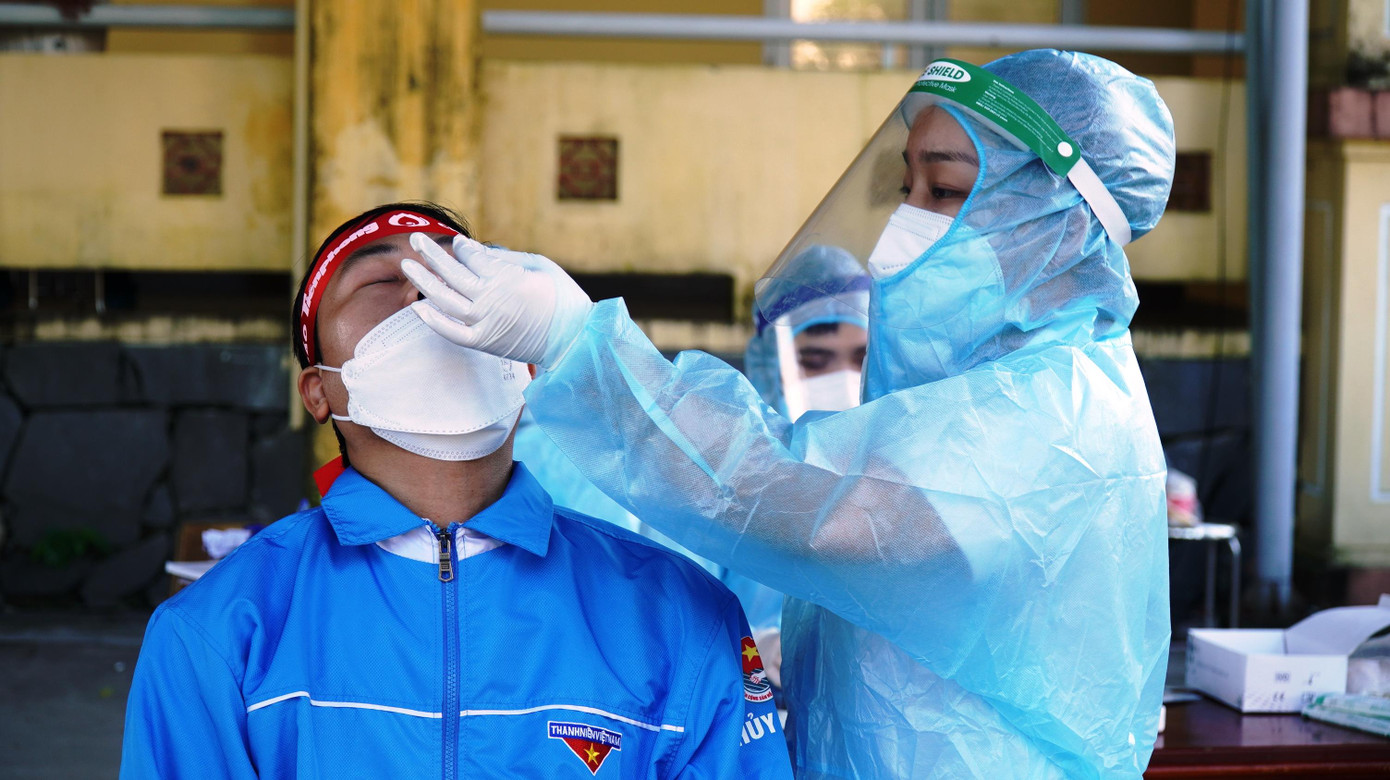 Test nhanh kháng nguyên trước khi hiến máu