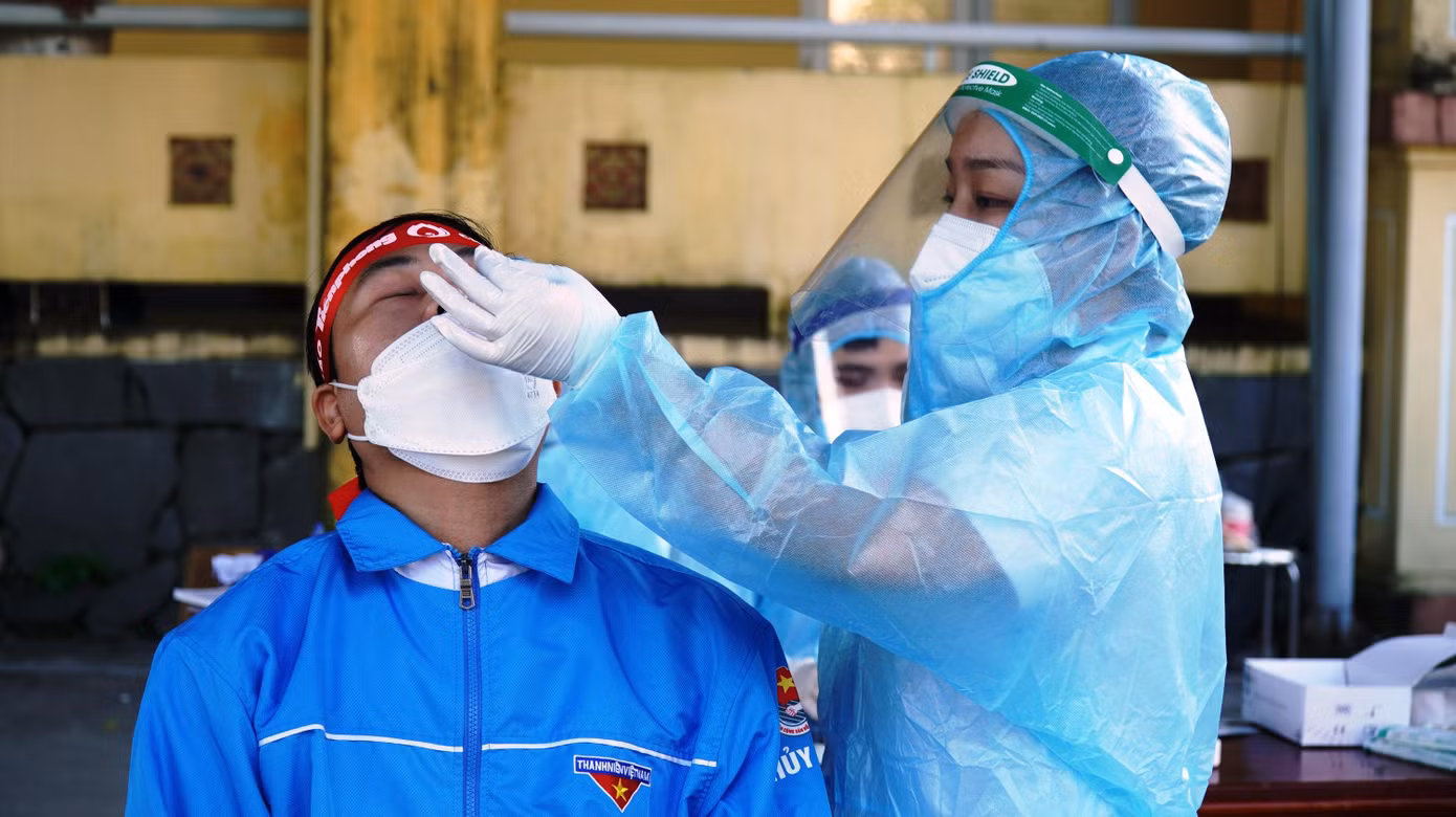 Test nhanh kháng nguyên trước khi hiến máu