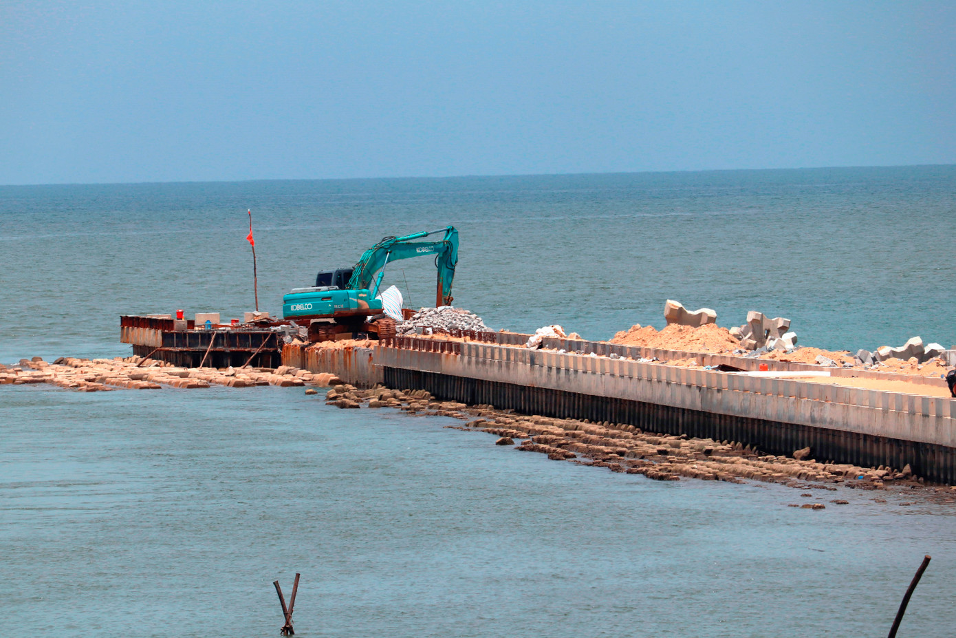 Tuyến đê ngăn cát, giảm sóng bờ nam cửa biển Tư Hiền do Công ty Cổ phần xây dựng thủy lợi TT-Huế đảm nhận thi công có tiến độ thi công nhanh hơn, dự kiến hoàn thành trước 15/9.