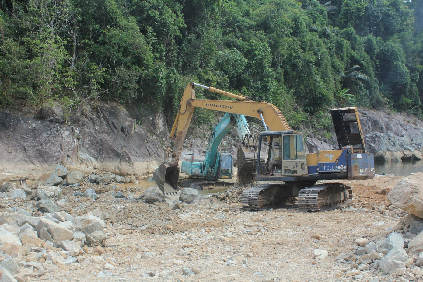 Gian nan mở đường vào khu vực bãi bồi số 3 phục vụ hoạt động tìm kiếm trong giai đoạn 5 Gian nan mở đường vào khu vực bãi bồi số 3 phục vụ hoạt động tìm kiếm trong giai đoạn 5