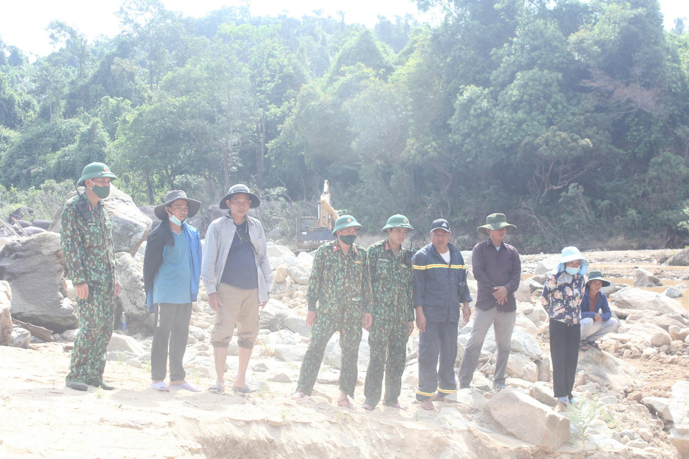 Người nhà nạn nhân thủy điện Rào Trăng 3 mất tích dõi theo từng ngày tìm kiếm cứu nạn của lực lượng chức năng