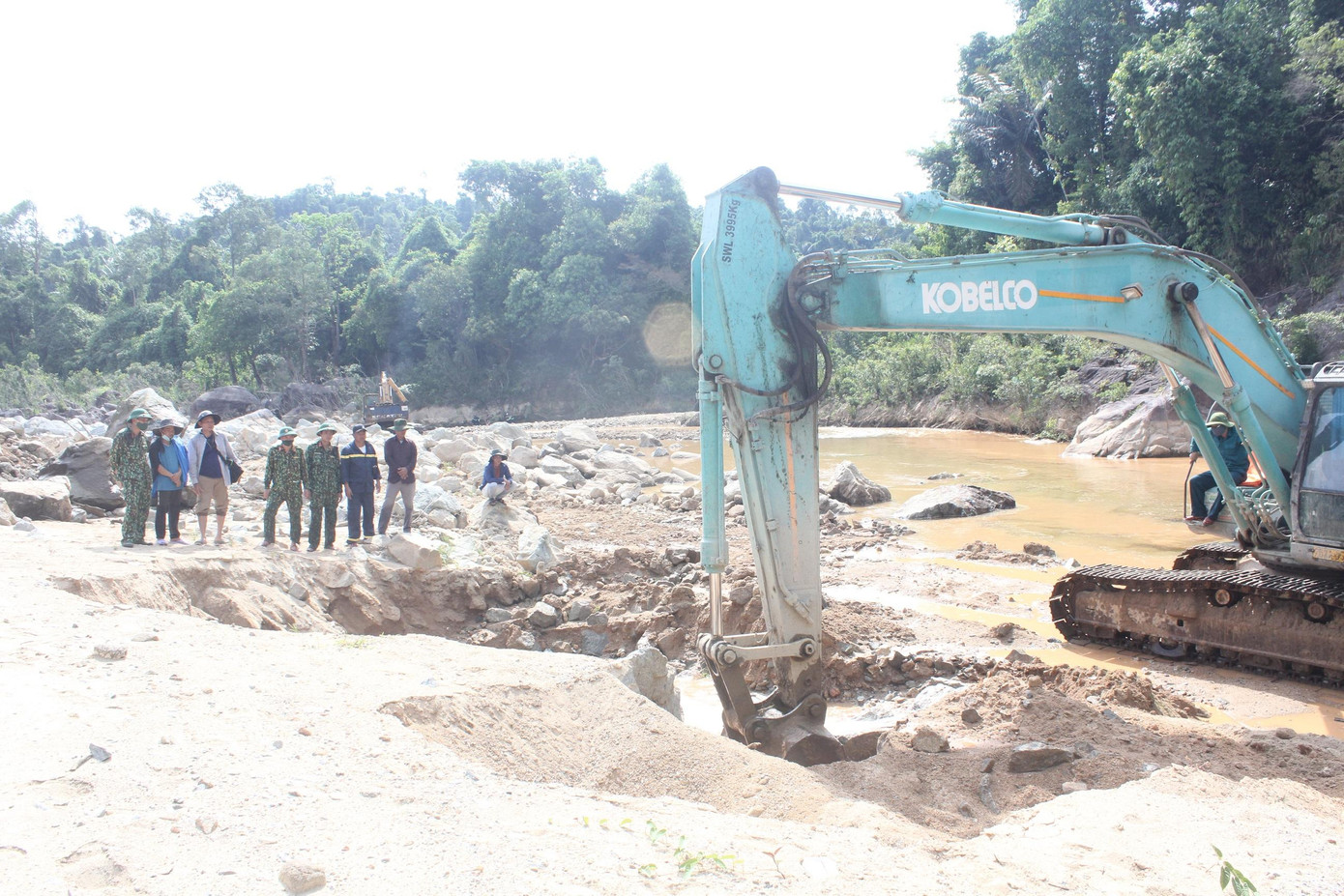 Công tác tìm kiếm gặp nhiều khó khăn tại bãi bồi đầy đá cứng