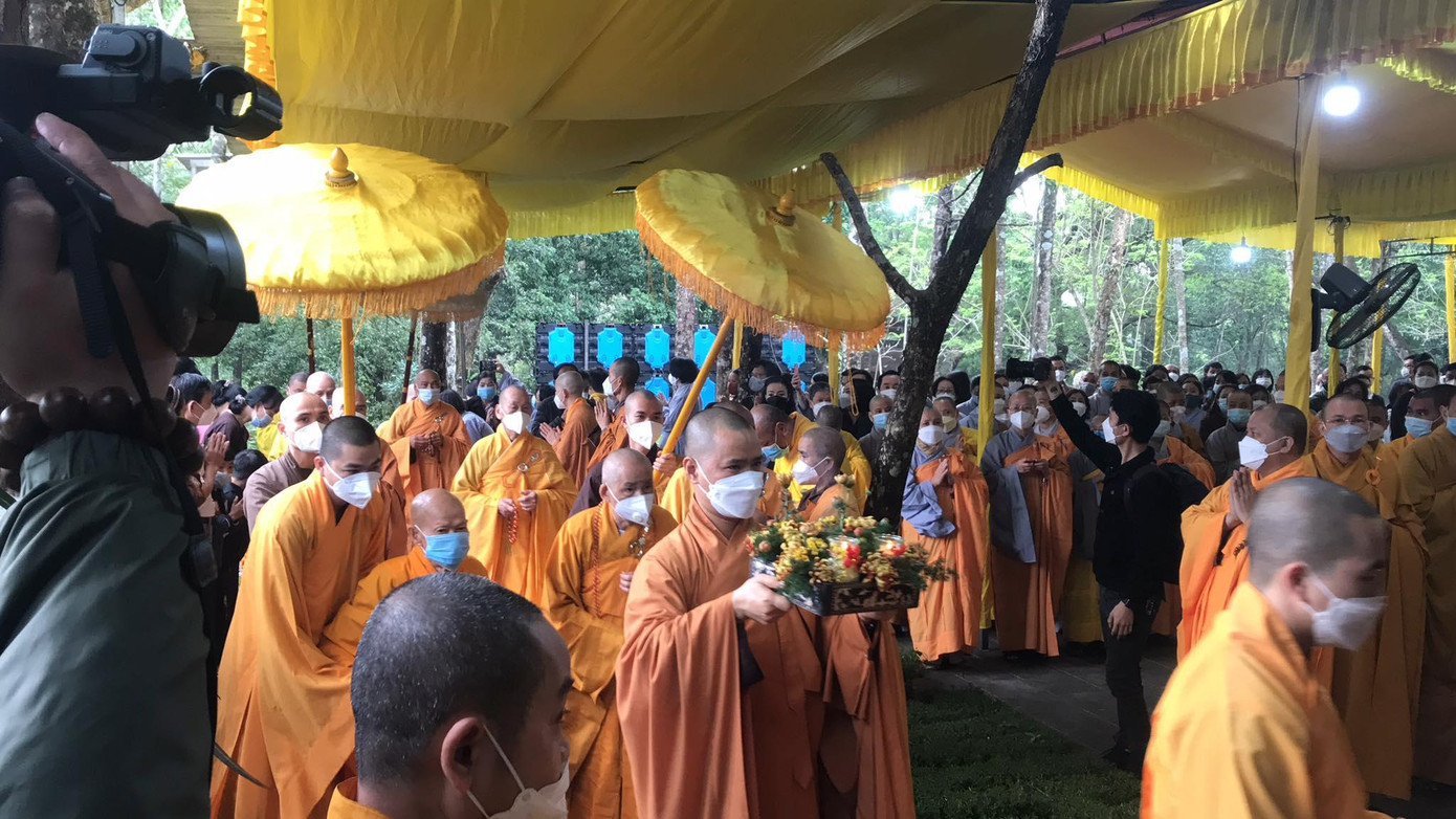 Buổi lễ diễn ra trong không khí trang nghiêm, thành kính