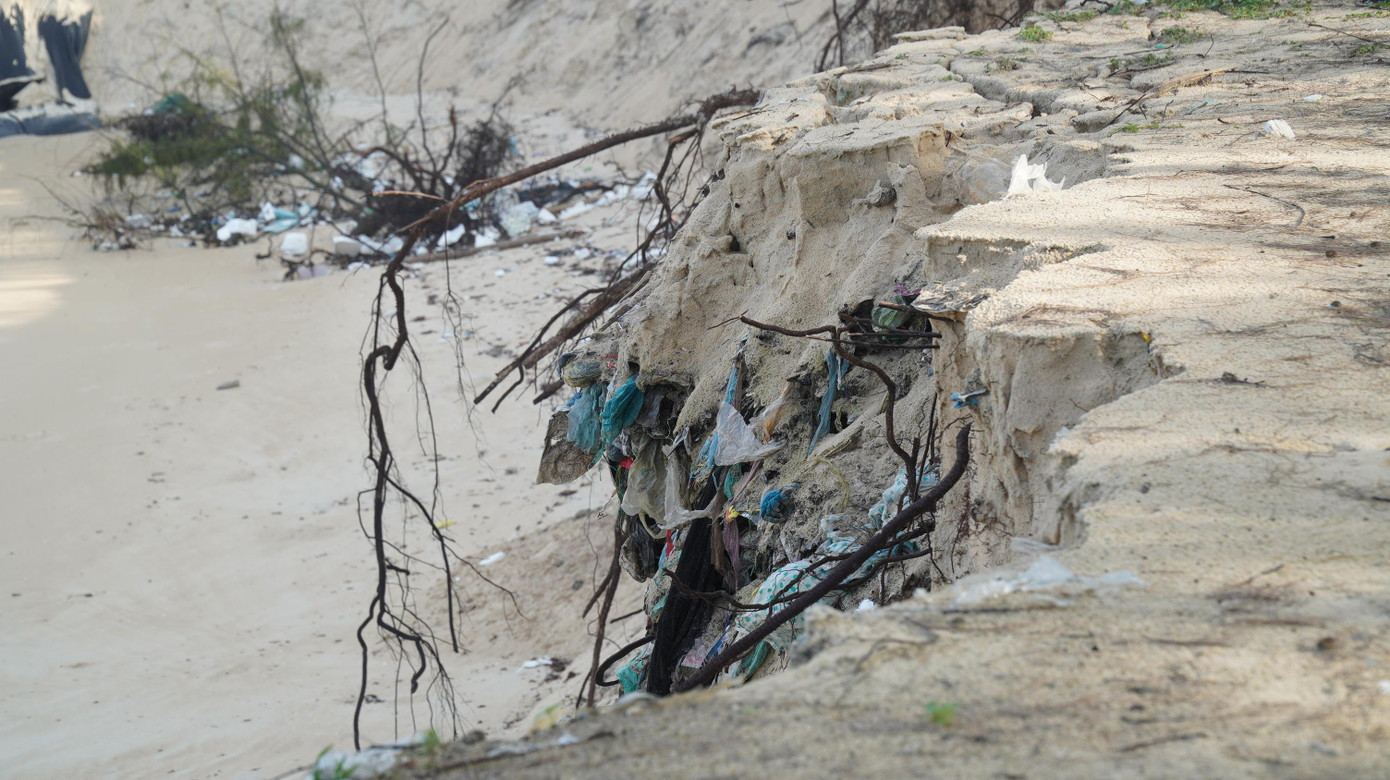 UBND xã Phú Thuận hiện xây dựng các phương án để xử lý dứt điểm bãi rác bị “vỡ” này. Theo đó, đối với lượng rác đã bị sóng cuốn ra biển và trôi dạt đến các vùng bờ trong khu vực xã, chính quyền địa phương sẽ huy động lực lượng tiếp tục ra quân thu gom đưa đi xử lý. Đối với lượng rác còn tồn đọng tại bãi cũ, địa phương hợp đồng chủ phương tiện cơ giới tổ chức đào múc, vận chuyển bằng xe chuyên dụng đến bãi chôn lấp rác tập trung của tỉnh để xử lý. Dự kiến kinh phí để khắc phục, xử lý dứt điểm bãi rác lộ thiên này khoảng 300 triệu đồng.