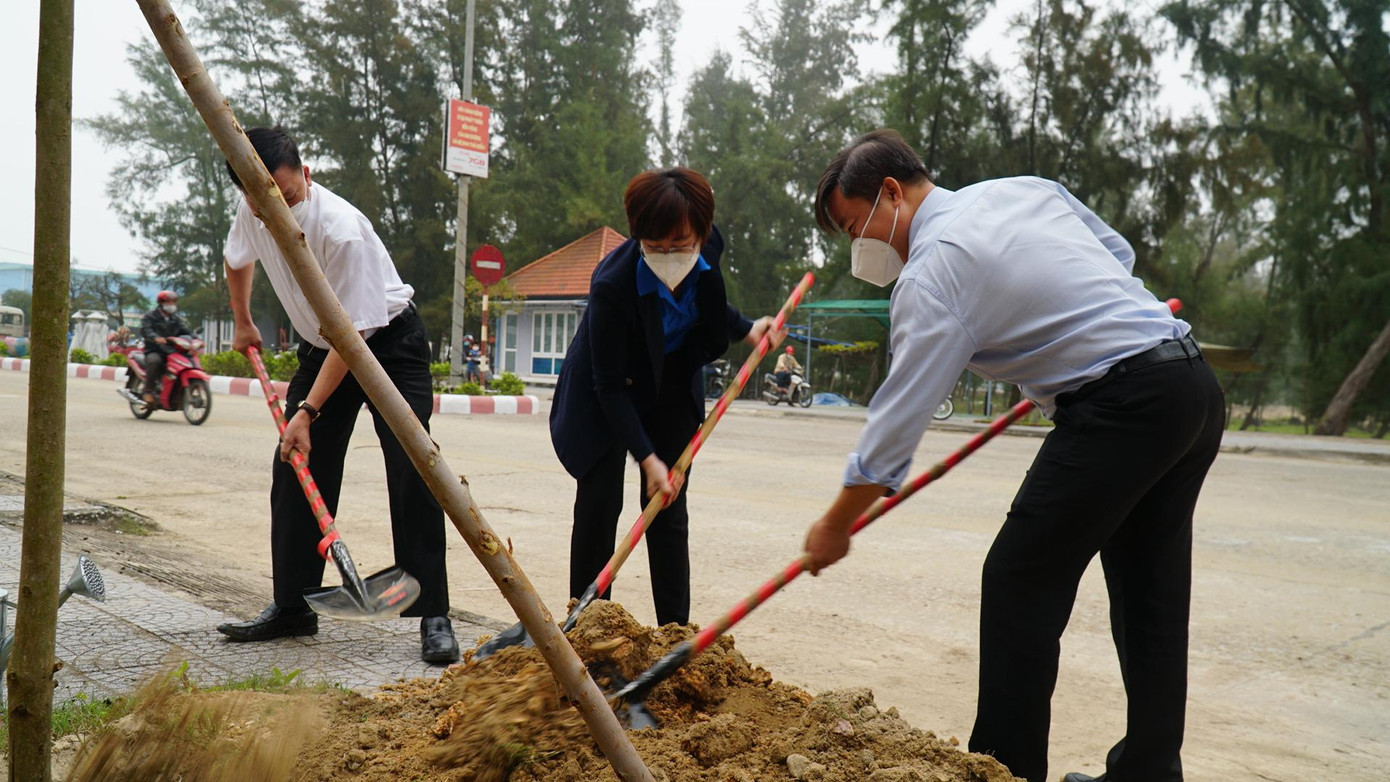 Trồng cây xanh tạo cảnh quan khu vực công cộng và trường học ngay sau lễ khởi động tháng Thanh niên Trồng cây xanh tạo cảnh quan khu vực công cộng và trường học ngay sau lễ khởi động tháng Thanh niên