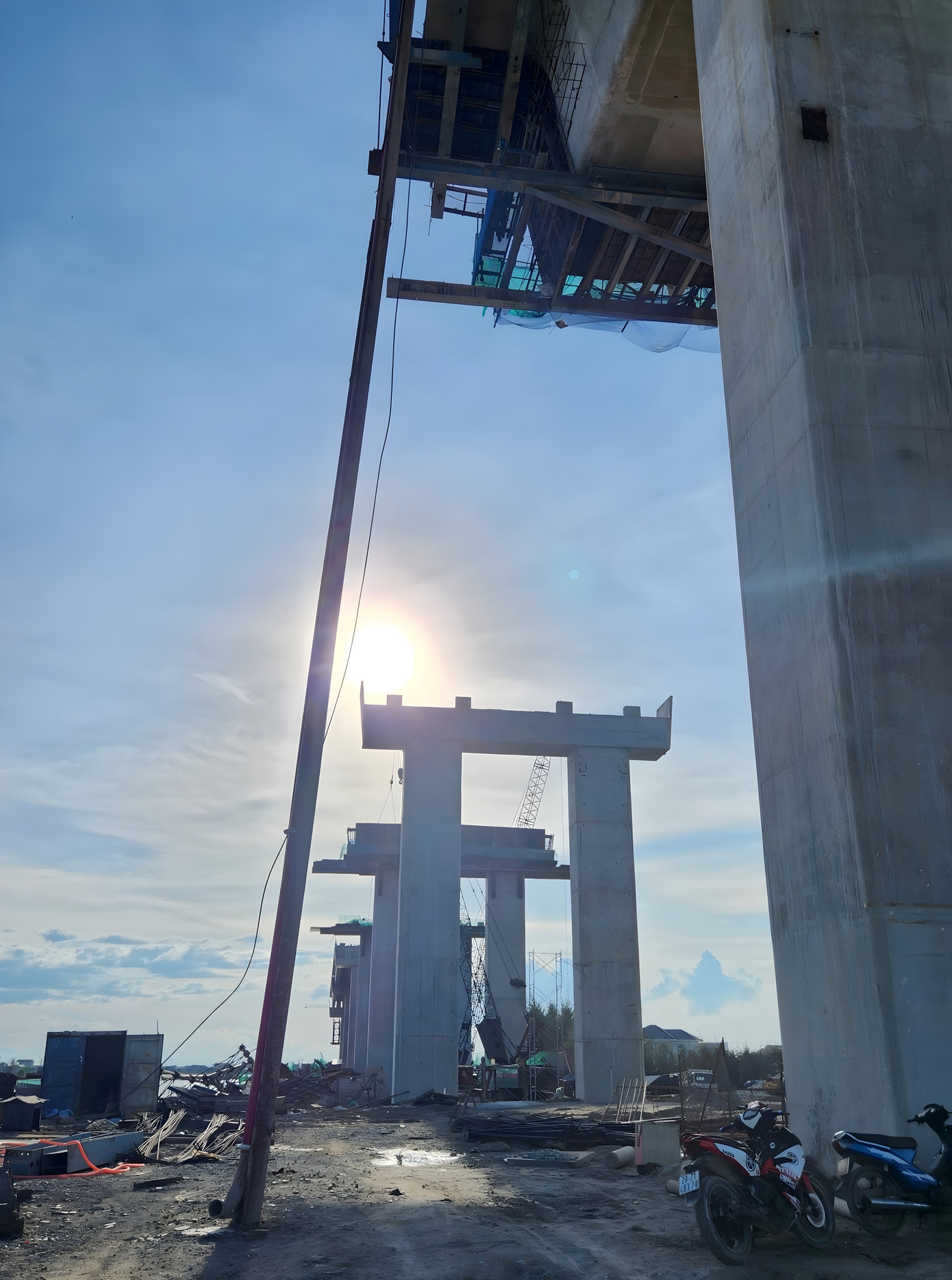 Theo thiết kế, cầu vượt cửa biển Thuận An có đến 50 trụ, 2 mố cầu. Đến nay, hầu hết các hố móng, thân trụ đã được khởi công. Những chân trụ khổng lồ bắt đầu vươn cao lên trời, dần tạo nên hình hài của cây cầu vượt biển dài nhất khu vực miền Trung.