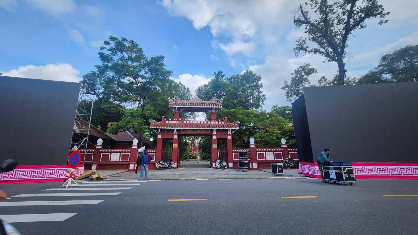 Khu vực trước cổng Trường THPT Chuyên Quốc học Huế được chọn là nơi tổ chức của 1 trong 4 điểm cầu chung kết Đường lên đỉnh Olympia năm 2023.