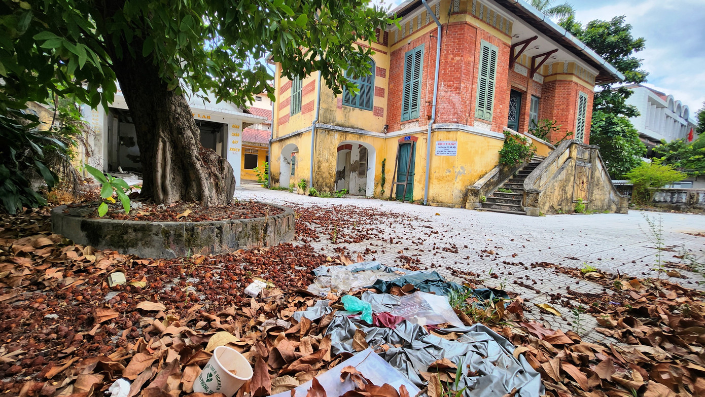 Đáng chú ý, văn phòng làm việc của Liên hiệp các Hội Văn học Nghệ thuật tỉnh TT-Huế đóng tại ngôi biệt thự cổ nổi tiếng có từ thời Pháp thuộc (26 Lê Lợi) cũng thuộc diện di dời, nhằm phục vụ thu hút đầu tư dự án thương mại, dịch vụ cao cấp trên khu đất này.