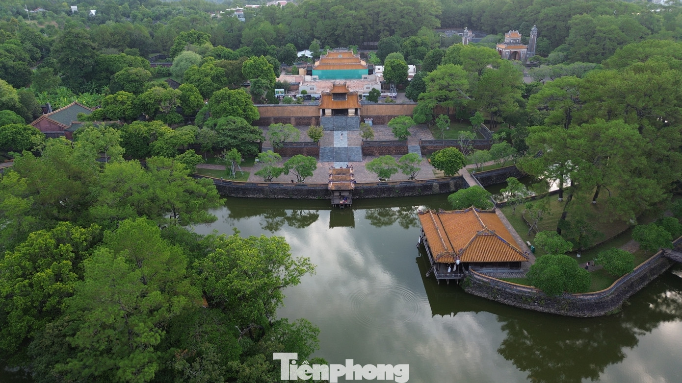 Lăng Tự Đức (Khiêm Lăng) được xây dựng hoàn thành vào năm 1867 dưới thời nhà Nguyễ, trong một thung lũng hẹp thuộc làng Dương Xuân Thượng (nay là thôn Thượng Ba, phường Thủy Xuân, TP. Huế).