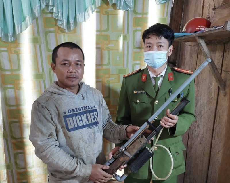 Người dân huyện vùng cao A Lưới, tỉnh TT-Huế, tự giác giao nộp súng tự chế sau khi được già làng vận động. Ảnh: CTV