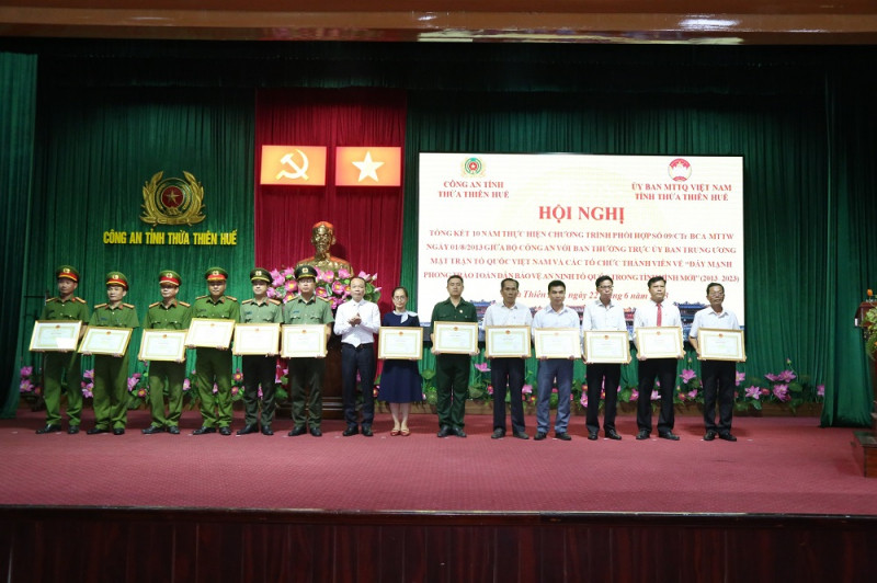 Trao tặng bằng khen của Chủ tịch UBND tỉnh TT-Huế cho các tập thể có thành tích xuất sắc trong thực hiện Chương trình phối hợp số 09 giữa Bộ Công an với Ban Thường trực Ủy ban Trung ương MTTQ Việt Nam.