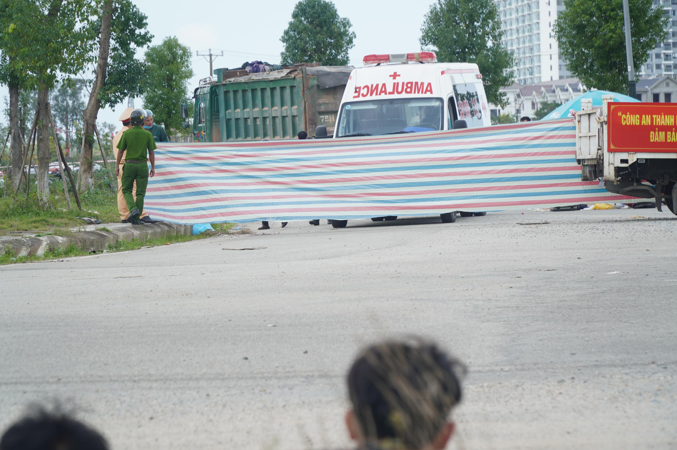 Phong tỏa hiện trường phục vụ công tác điều tra. Ảnh: N.V Phong tỏa hiện trường phục vụ công tác điều tra. Ảnh: N.V