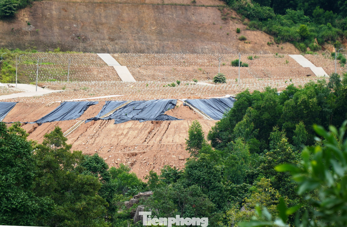 Tuy nhiên, đến nay dù trễ hẹn hoàn thành hơn 2 năm, công trình dự án vẫn dang dở giữa núi rừng, cạnh đèo Phú Gia. Tuy nhiên, đến nay dù trễ hẹn hoàn thành hơn 2 năm, công trình dự án vẫn dang dở giữa núi rừng, cạnh đèo Phú Gia.