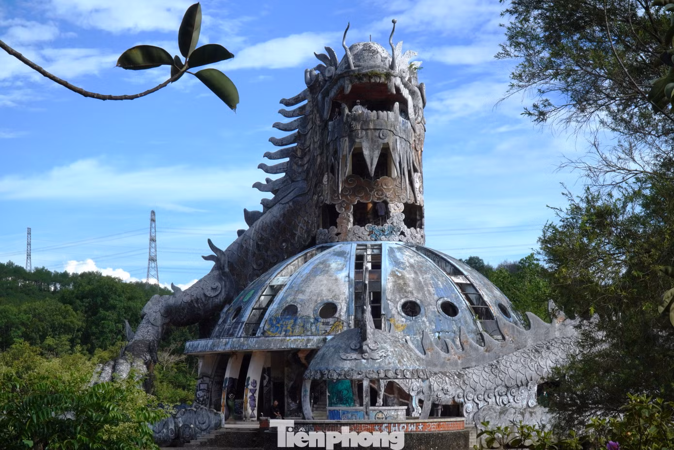 Thông tin mới nhất từ Văn phòng UBND tỉnh TT-Huế, kiến trúc rồng tại công viên nước hồ Thủy Tiên sẽ được xem xét giữ lại, kết hợp chỉnh trang tổng thể, đảm bảo tính an toàn để phục vụ mục đích tham quan du lịch.