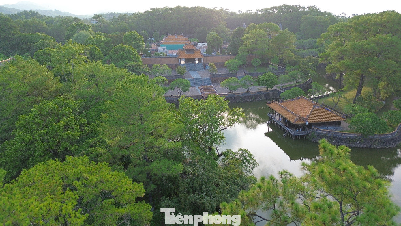 Khu lăng mộ nằm giữa một rừng thông bát ngát, với phong cảnh sơn thủy hữu tình, cách trung tâm TP. Huế 8 km. Lăng vua Tự Đức được xem là một trong 4 lăng tẩm đẹp nhất chốn Cố đô, được UNESCO công nhận là Di sản Văn hóa Thế giới. Khiêm Lăng được đánh giá là đỉnh cao của kiến trúc lăng mộ hoàng gia và cũng là đỉnh cao của kiến trúc lăng mộ Việt Nam thời quân chủ.