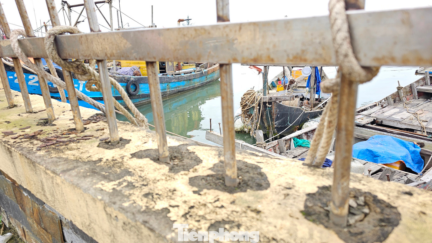 Dãy chấn song bị long phần chân trụ gắn vào móng bê tông bên dưới do bị biến thành trụ neo tàu bất đắc dĩ. Trong khi đó, nhiều trụ neo chuyên dụng trước đây còn sót lại nằm xen giữa hệ thống hàng rào lại không được ngư dân sử dụng néo cột dây neo thuyền.