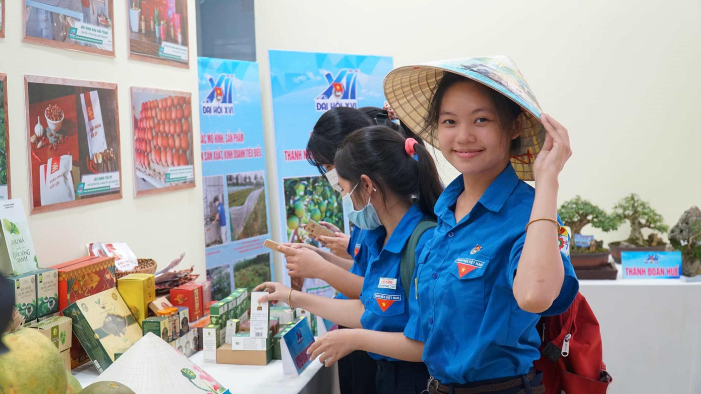 Trưng bày các sản phẩm thanh niên phát triển kinh tế tại "Không gian triển lãm số" thanh niên TT-Huế. Trưng bày các sản phẩm thanh niên phát triển kinh tế tại "Không gian triển lãm số" thanh niên TT-Huế.