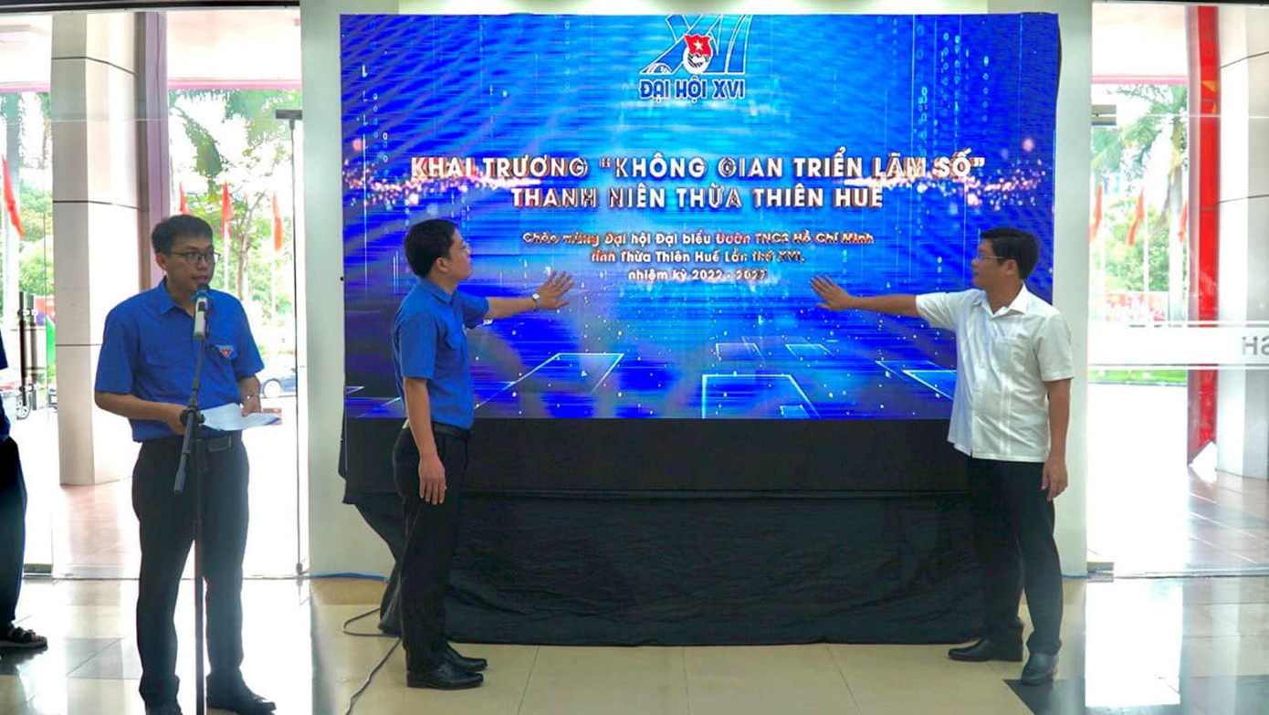 Nhấn nút khai trương "Không gian triển lãm số" thanh niên TT-Huế tại tiền sảnh Trung tâm Văn hóa - Điện ảnh tỉnh. Nhấn nút khai trương "Không gian triển lãm số" thanh niên TT-Huế tại tiền sảnh Trung tâm Văn hóa - Điện ảnh tỉnh.