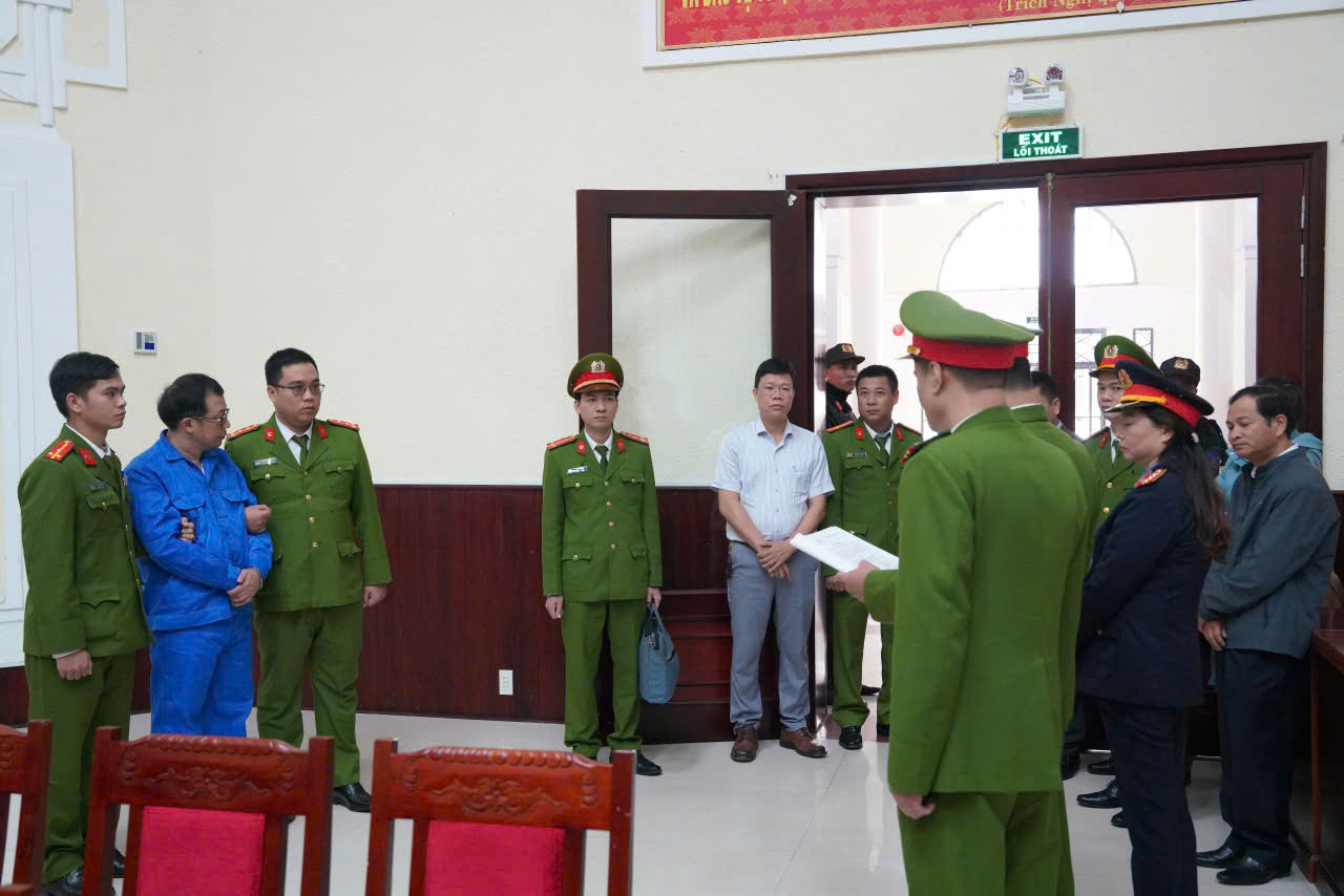 Cơ quan Cảnh sát Điều tra đọc lệnh khám xét tại nơi làm việc của bị can Lê Anh Phương Cơ quan Cảnh sát Điều tra đọc lệnh khám xét tại nơi làm việc của bị can Lê Anh Phương