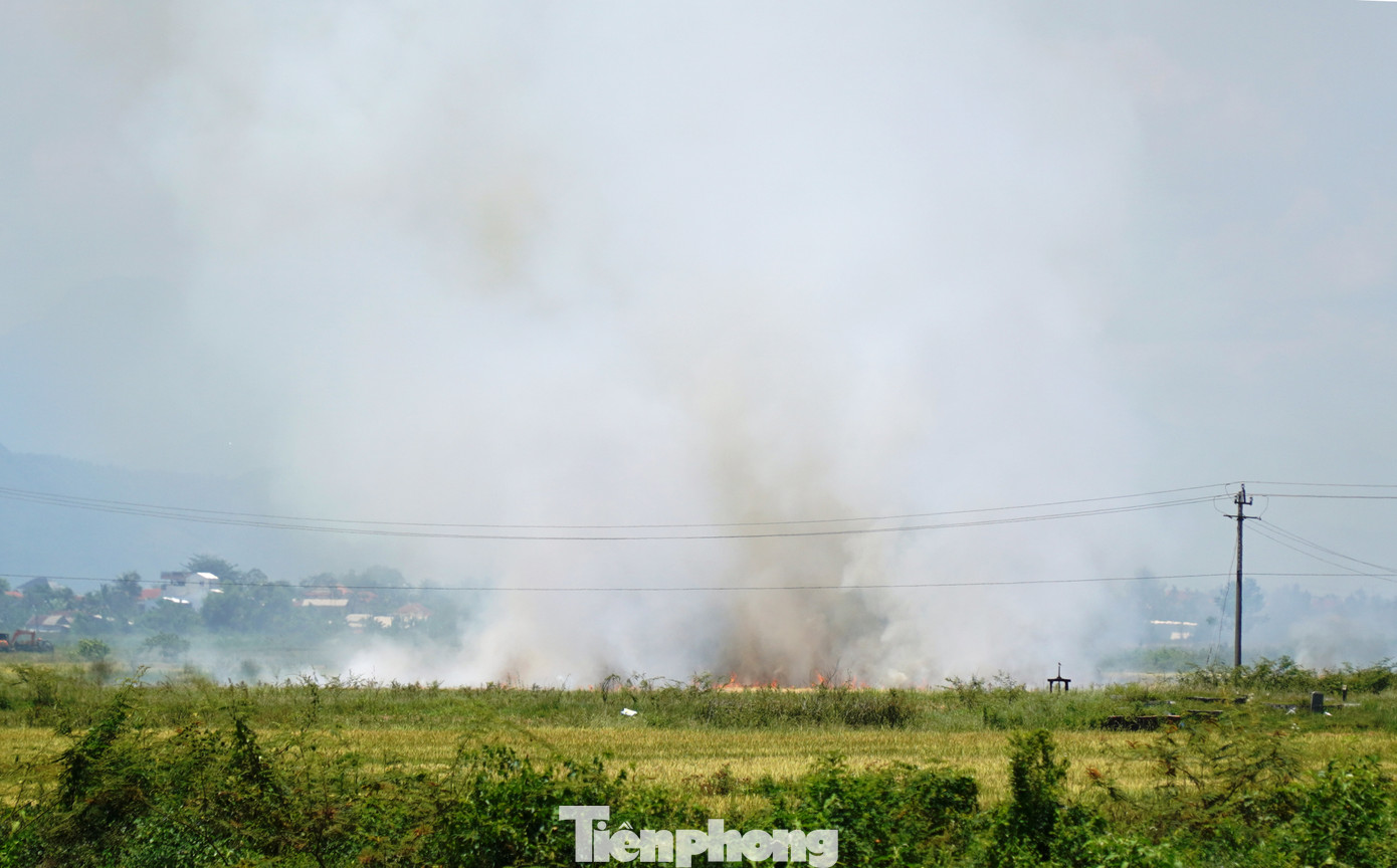 Đây là tình trạng đốt rơm rạ trên đồng vào ban trưa vừa xảy ra ở khu vực giáp ranh giữa TP. Huế và huyện Phú Vang, tỉnh TT-Huế, gần với khu đô thị mới Phú Mỹ Thượng và khu du lịch nước khoáng nóng Mỹ An.