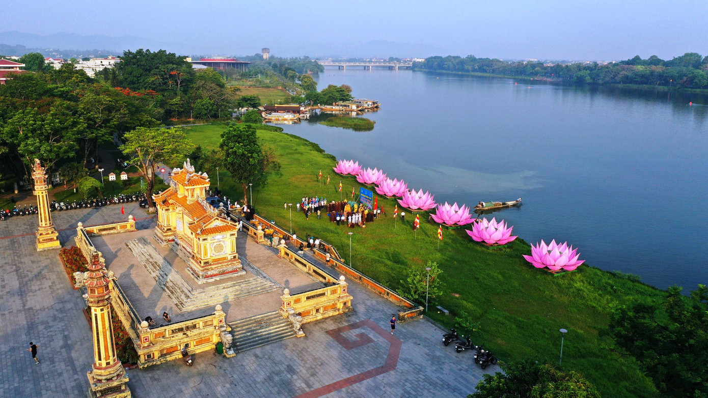 Nhân khởi đầu tuần lễ Phật đản Phật lịch (PL) 2568, từ 10 ngày trước đó, ban tổ chức (BTC) Đại lễ ở tỉnh Thừa Thiên-Huế (TT-Huế) đã trang trọng tổ chức nghi lễ hạ thủy 7 đóa hoa sen xuống giữa dòng sông Hương, đoạn trước công viên bia Quốc Học (TP Huế).