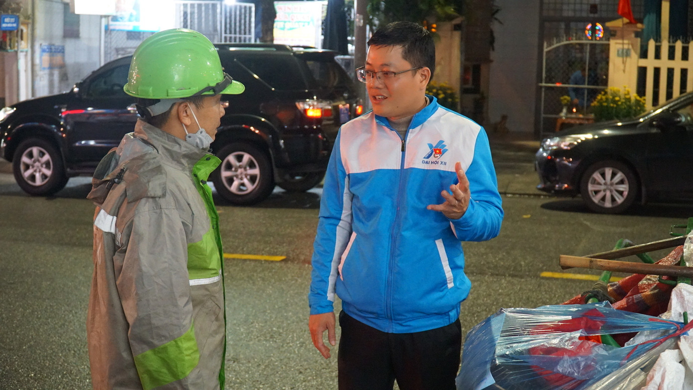 Công nhân môi trường đô thị Huế cảm kích trước sự quan tâm, thấu hiểu và sẻ chia của tuổi trẻ TT-Huế.