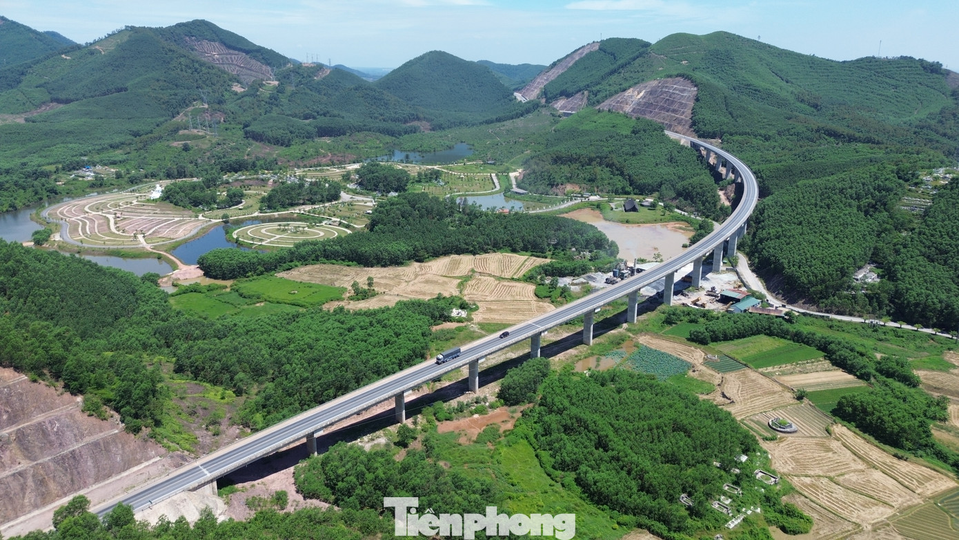 Chiều 20/5, BQLDA đường Hồ Chí Minh cho biết, dự án mở rộng cao tốc Cam Lộ - La Sơn đến nay đã hoàn tất các thủ tục đầu tư. Ban đã lấy ý kiến các địa phương, đơn vị liên quan và trình Bộ Xây dựng phê duyệt thiết kế cơ sở. Sau khi thiết kế cơ sở được duyệt, chủ đầu tư sẽ triển khai thiết kế kỹ thuật, lựa chọn nhà thầu và tổ chức lễ khởi công, chậm nhất là vào tháng 8 năm nay. Chiều 20/5, BQLDA đường Hồ Chí Minh cho biết, dự án mở rộng cao tốc Cam Lộ - La Sơn đến nay đã hoàn tất các thủ tục đầu tư. Ban đã lấy ý kiến các địa phương, đơn vị liên quan và trình Bộ Xây dựng phê duyệt thiết kế cơ sở. Sau khi thiết kế cơ sở được duyệt, chủ đầu tư sẽ triển khai thiết kế kỹ thuật, lựa chọn nhà thầu và tổ chức lễ khởi công, chậm nhất là vào tháng 8 năm nay.