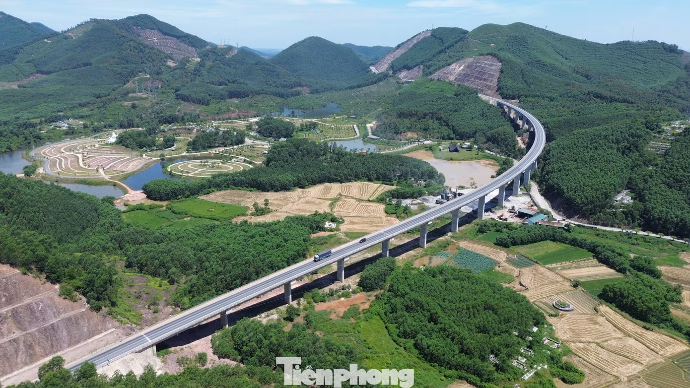 Chiều 20/5, BQLDA đường Hồ Chí Minh cho biết, dự án mở rộng cao tốc Cam Lộ - La Sơn đến nay đã hoàn tất các thủ tục đầu tư. Ban đã lấy ý kiến các địa phương, đơn vị liên quan và trình Bộ Xây dựng phê duyệt thiết kế cơ sở. Sau khi thiết kế cơ sở được duyệt, chủ đầu tư sẽ triển khai thiết kế kỹ thuật, lựa chọn nhà thầu và tổ chức lễ khởi công, chậm nhất là vào tháng 8 năm nay. Chiều 20/5, BQLDA đường Hồ Chí Minh cho biết, dự án mở rộng cao tốc Cam Lộ - La Sơn đến nay đã hoàn tất các thủ tục đầu tư. Ban đã lấy ý kiến các địa phương, đơn vị liên quan và trình Bộ Xây dựng phê duyệt thiết kế cơ sở. Sau khi thiết kế cơ sở được duyệt, chủ đầu tư sẽ triển khai thiết kế kỹ thuật, lựa chọn nhà thầu và tổ chức lễ khởi công, chậm nhất là vào tháng 8 năm nay.