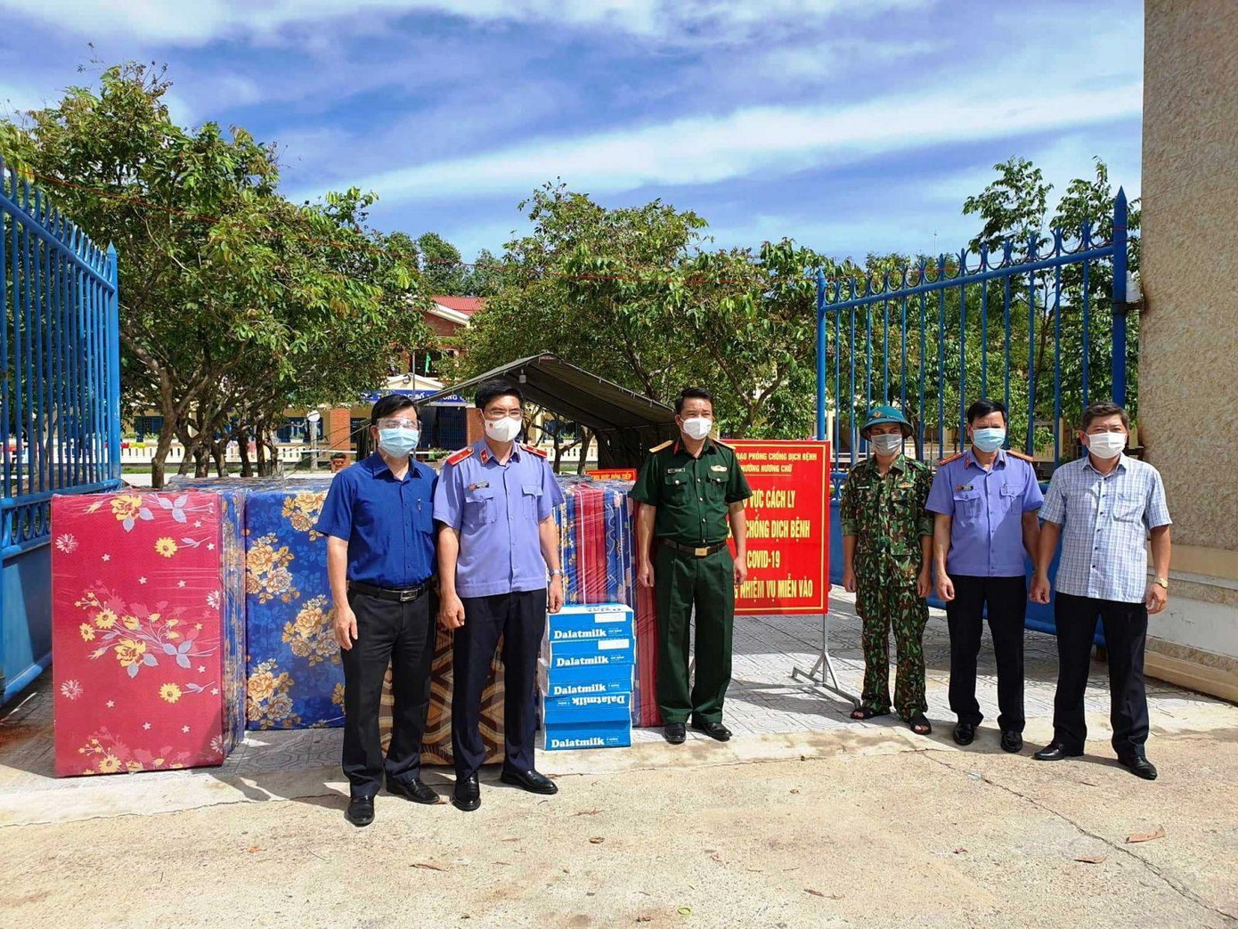 Tặng 70 tấm nệm cùng 5 thùng sữa cho học sinh cách ly y tế tại Hương Chữ. Ảnh: Thới Bường