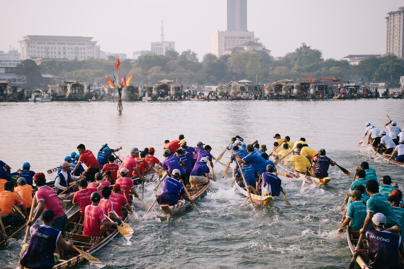 Tham gia giải đua ghe truyền thống năm nay có hơn 400 VĐV nam, nữ đến từ 8 phường, xã của TP. Huế gồm các phường Thủy Vân, Gia Hội, An Đông, Hương Vinh, Phú Hậu, Kim Long và hai xã Hương Phong, Hải Dương; cùng 1 đội khách mời xã Phú An thuộc huyện Phú Vang.