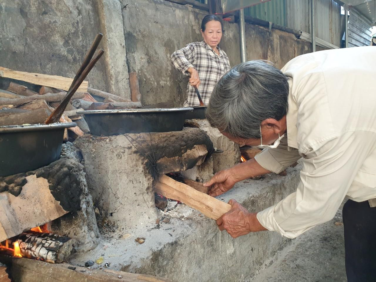 Sau khi đã để ráo nước, gừng luộc được trộn với đường trắng theo tỷ lệ 1:1 (1kg đường trộn 1kg gừng) để ngấm khoảng 1 giờ đồng hồ. Sau đó, nguyên liệu này được cho vào chảo rộng đặt lên lò rim lửa than liu riu. Người rim mứt phải thường xuyên canh chừng lửa để mứt chín đều, không bị cháy khét, vón cục hay bị dẻo.