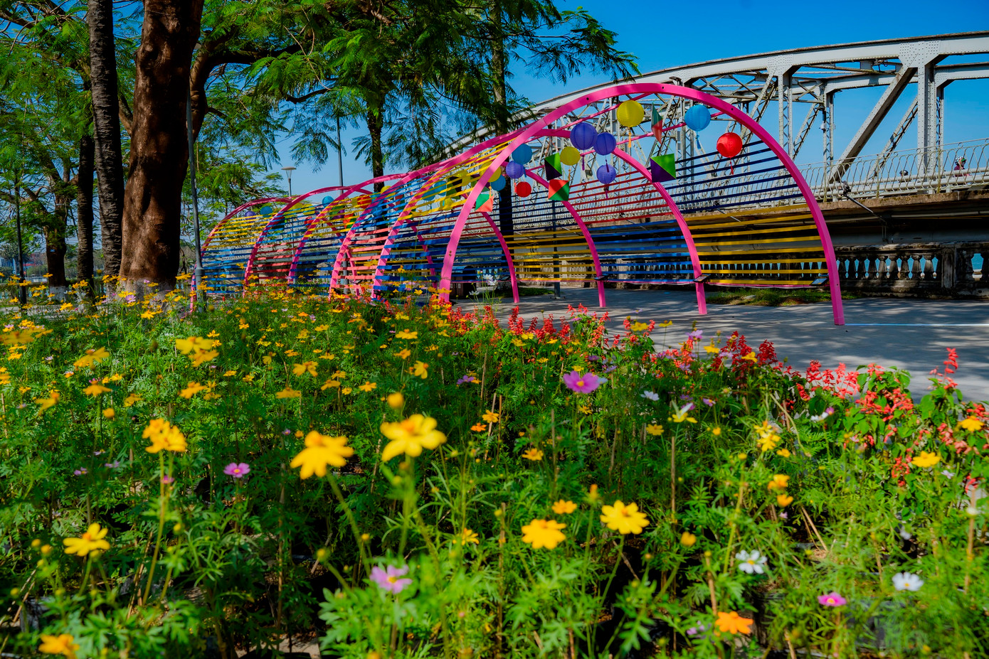 Một cụm trang trí rực rỡ sắc màu, cùng với hoa lá cạnh chân cầu Trường Tiền. Ảnh: Đình Hoàng